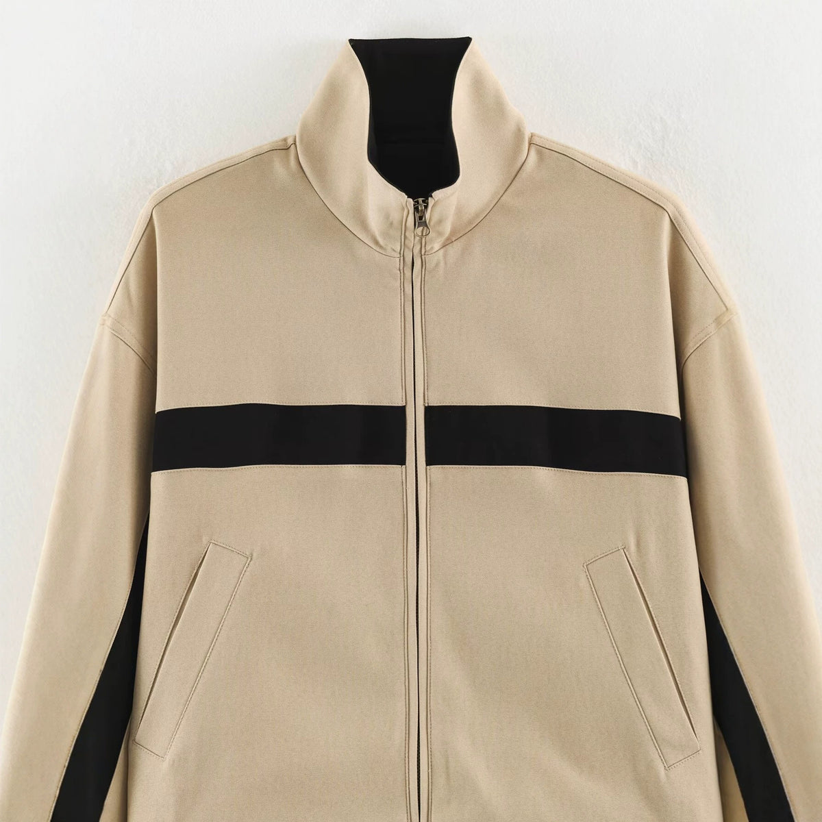 Letter embroidery contrasting color casual sports stand up collar long sleeved jacket